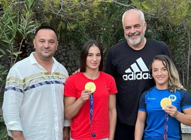 “Nora Gjakova dhe Distria Krasniqi pjesë e ushtrisë shqiptare”! Rama i “rrëmben” Albin Kurti dy kampionet e botës në xhudo “Nora Gjakova dhe Distria Krasniqi pjesë e ushtrisë shqiptare”! Rama i “rrëmben” Albin Kurti dy kampionet e botës në xhudo