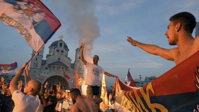 VIDEO/ “F*ck NATO”, Ekstremistët serbë protestojnë në Beograd “në mbështetje të vëllezërve në Kosovë”, thirrje raciste dhe anti-perëndimore