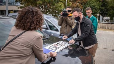 Pakti me Serbinë/ PSD lyen bojë veturat e qeveritarëve: Pas targave fshihet Asosacioni Pakti me Serbinë/ PSD lyen bojë veturat e qeveritarëve: Pas targave fshihet Asosacioni