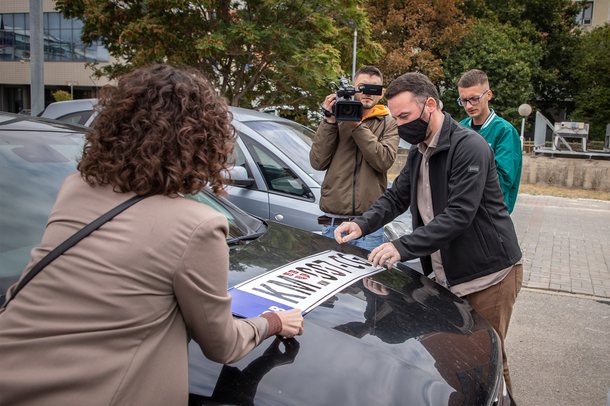Pakti me Serbinë/ PSD lyen bojë veturat e qeveritarëve: Pas targave fshihet Asosacioni