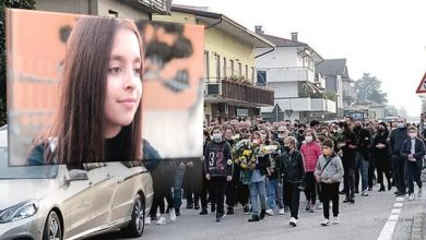 Emocionuese: Mijëra persona i japin lamtumirën e fundit 11-vjeçares shqiptare Emocionuese: Mijëra persona i japin lamtumirën e fundit 11-vjeçares shqiptare