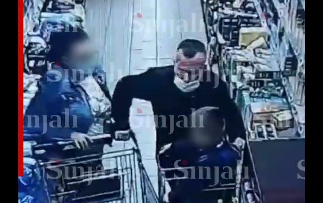 VIDEO/ Skandal në Kosovë, burri dhunon brutalisht një grua të panjohur në market VIDEO/ Skandal në Kosovë, burri dhunon brutalisht një grua të panjohur në market