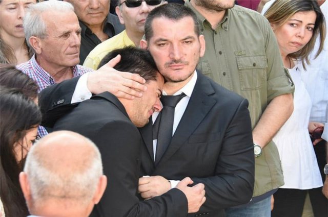 Pirro Dhima në Himarë për të varrosur nënën e tij! Përsëri në zi, 3 vjet pas vdekjes së të shoqes Pirro Dhima në Himarë për të varrosur nënën e tij! Përsëri në zi, 3 vjet pas vdekjes së të shoqes