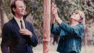 Sot, 30 vjet nga ngritja e flamurit amerikan në Ambasadën e SHBA, historia e zonjës shqiptare persekutuar nga komunistët, që ngriti flamurin (DOSSIER) Sot, 30 vjet nga ngritja e flamurit amerikan në Ambasadën e SHBA, historia e zonjës shqiptare persekutuar nga komunistët, që ngriti flamurin (DOSSIER)