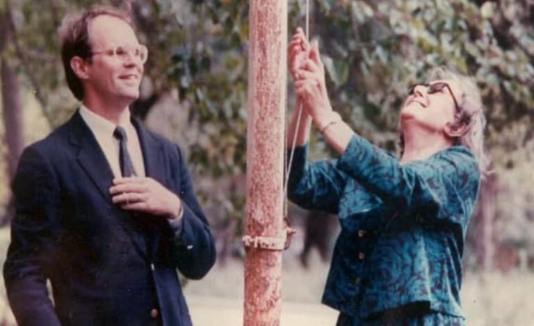 Sot, 30 vjet nga ngritja e flamurit amerikan në Ambasadën e SHBA, historia e zonjës shqiptare persekutuar nga komunistët, që ngriti flamurin (DOSSIER) Sot, 30 vjet nga ngritja e flamurit amerikan në Ambasadën e SHBA, historia e zonjës shqiptare persekutuar nga komunistët, që ngriti flamurin (DOSSIER)