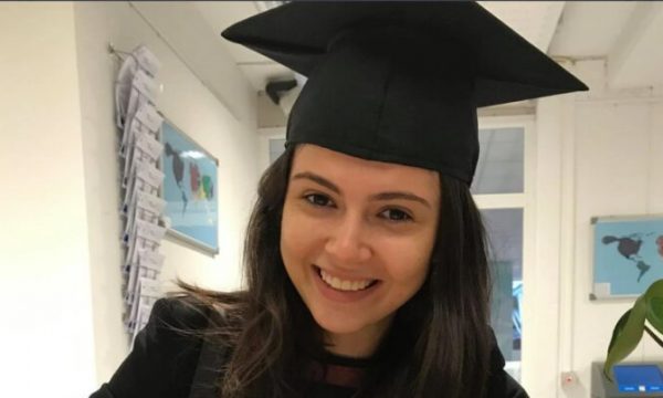 Studentja shqiptare në hall, universiteti në Holandë i vendos në diplomë: Vendlindja Prizren-Republika Federale e Jugosllavisë Studentja shqiptare në hall, universiteti në Holandë i vendos në diplomë: Vendlindja Prizren-Republika Federale e Jugosllavisë