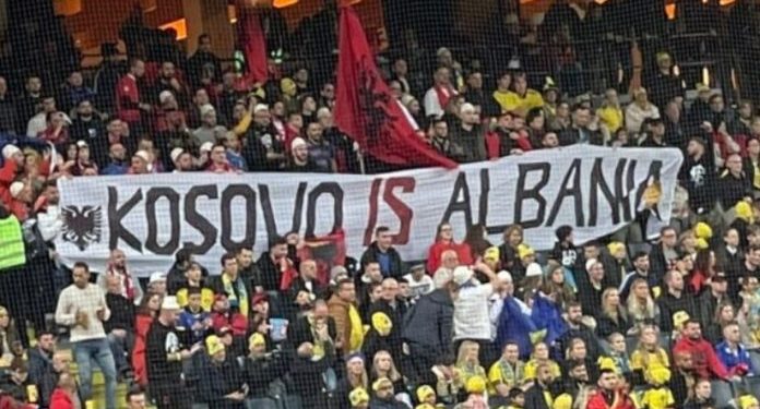 Mediat serbe “tërbohen” nga banderola e tifozëve në ndeshjen Suedi-Kosovë: Në sy të Europës…! Mediat serbe “tërbohen” nga banderola e tifozëve në ndeshjen Suedi-Kosovë: Në sy të Europës…!