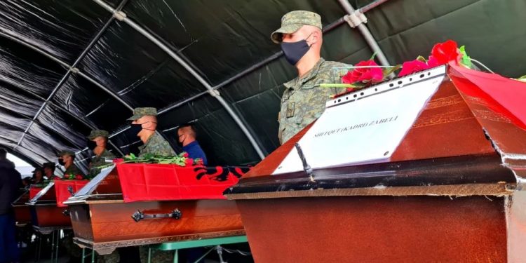 Kthehen në Kosovë eshtrat e 7 shqiptarëve të zhdukur nga lufta, reagon Kurti: Dëshmi e gjenocidit serb! Kthehen në Kosovë eshtrat e 7 shqiptarëve të zhdukur nga lufta, reagon Kurti: Dëshmi e gjenocidit serb!