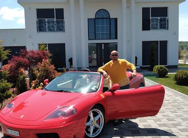 “Kam makinë modeste”/ Kandidati për kryetar komune në Kosovë shkon të votojë me “Ferrari”