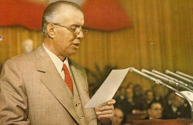 “Kur Enveri kërcënoi Mehmetin, kryeministri nxorri një pistoletë kalibër të madh”. Libri i ambasadorit norvegjez “Kur Enveri kërcënoi Mehmetin, kryeministri nxorri një pistoletë kalibër të madh”. Libri i ambasadorit norvegjez