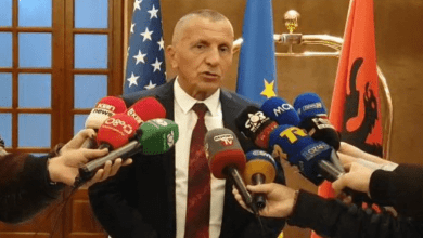 Shaip Kamberi rimerr mandatin e deputetit, mbetet i vetmi shqiptar në parlamentin serb Shaip Kamberi rimerr mandatin e deputetit, mbetet i vetmi shqiptar në parlamentin serb