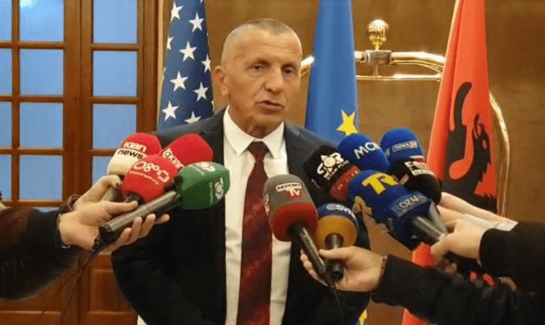Shaip Kamberi rimerr mandatin e deputetit, mbetet i vetmi shqiptar në parlamentin serb Shaip Kamberi rimerr mandatin e deputetit, mbetet i vetmi shqiptar në parlamentin serb
