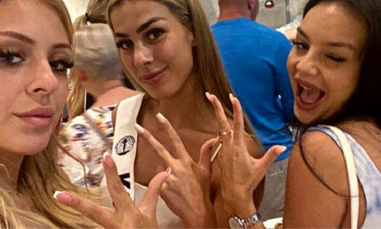 Bënë foto me tre gishta lart, Miss Shqipëria dhe Miss Kosova akuzojnë për manipulim Miss Serbinë: S’e dinim që ky ishte simbol serb Bënë foto me tre gishta lart, Miss Shqipëria dhe Miss Kosova akuzojnë për manipulim Miss Serbinë: S’e dinim që ky ishte simbol serb