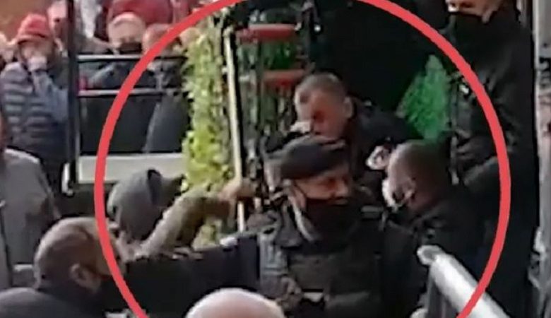 VIDEO- Plas keq në Mitrovicën e Veriut/ Momenti kur sulmohen efektivët e Njësisë Speciale dhe futen në farmaci VIDEO- Plas keq në Mitrovicën e Veriut/ Momenti kur sulmohen efektivët e Njësisë Speciale dhe futen në farmaci