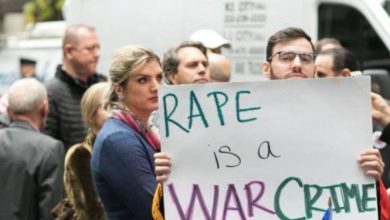 Gruaja e parë që pranoi dhunën seksuale gjatë Luftës së Kosovës niset për Amerikë, protestohet para Ambasadës serbe Gruaja e parë që pranoi dhunën seksuale gjatë Luftës së Kosovës niset për Amerikë, protestohet para Ambasadës serbe