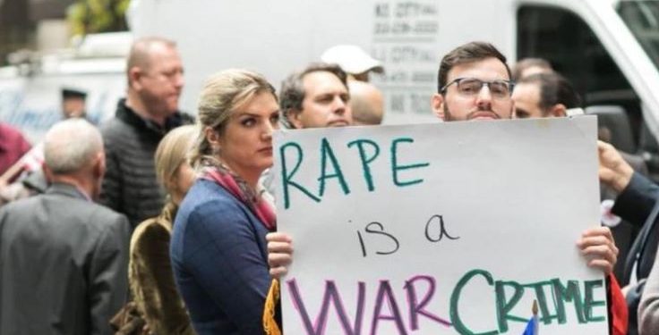 Gruaja e parë që pranoi dhunën seksuale gjatë Luftës së Kosovës niset për Amerikë, protestohet para Ambasadës serbe Gruaja e parë që pranoi dhunën seksuale gjatë Luftës së Kosovës niset për Amerikë, protestohet para Ambasadës serbe