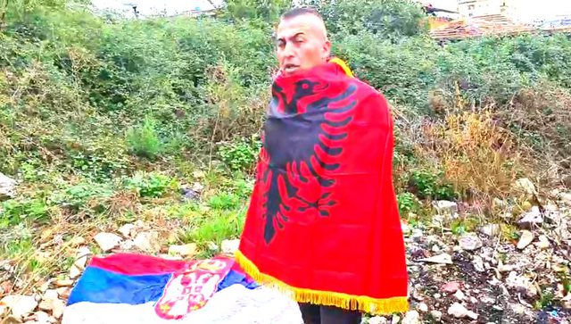 VIDEO/ Flamuri i Serbisë digjet në Fier, shqiptari i kundërpërgjigjet dy të rinjve serb: E ftojnë mikun dhe… VIDEO/ Flamuri i Serbisë digjet në Fier, shqiptari i kundërpërgjigjet dy të rinjve serb: E ftojnë mikun dhe…