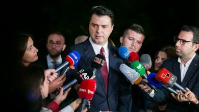 Basha del triumfator nga kryesia e PD, mesazh Berishës: Askush nuk e mban peng partinë, ju siguroj