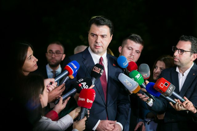 Basha del triumfator nga kryesia e PD, mesazh Berishës: Askush nuk e mban peng partinë, ju siguroj