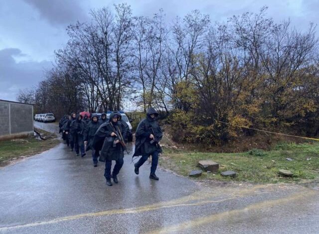 (VIDEO) Vrasja e trefishtë/ Njësia Speciale e Policisë së Kosovës nis patrullimin në Gllogjan (VIDEO) Vrasja e trefishtë/ Njësia Speciale e Policisë së Kosovës nis patrullimin në Gllogjan