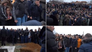 E trishtë/ Ceremonia e varrimit për dy nxënësit në Deçan, qindra njerëz u japin lamtumirën e fundit (VIDEO E trishtë/ Ceremonia e varrimit për dy nxënësit në Deçan, qindra njerëz u japin lamtumirën e fundit (VIDEO