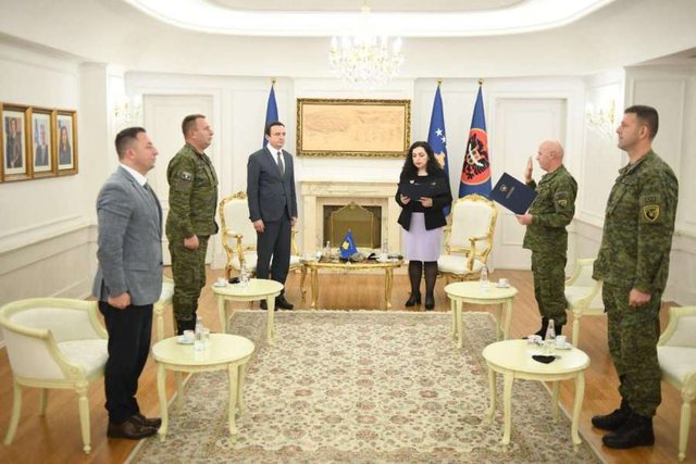 Osmani ia beson trupat e ushtrisë së Kosovës, nipit të Adem Jasharit Osmani ia beson trupat e ushtrisë së Kosovës, nipit të Adem Jasharit