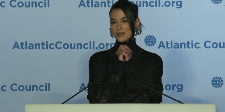 “Shërohemi nga lëndimi”/ Dua Lipa i kërkon publikisht Presidentes së KE-së liberalizimin e vizave për Kosovën