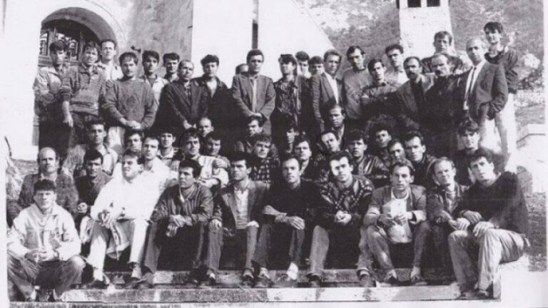Ja 52 ‘komandosët e parë të Kosovës” që u stërviten nga ushtria e Shqipërisë – të prirë nga Sali Çekaj! Ja 52 ‘komandosët e parë të Kosovës” që u stërviten nga ushtria e Shqipërisë – të prirë nga Sali Çekaj!