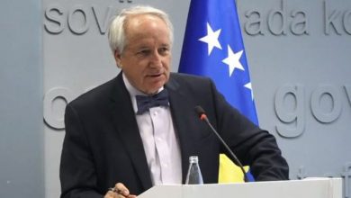 Albin Kurti emëron ministër ish-këshilltarin shqiptaro-amerikan të Hashim Thaçit Albin Kurti emëron ministër ish-këshilltarin shqiptaro-amerikan të Hashim Thaçit