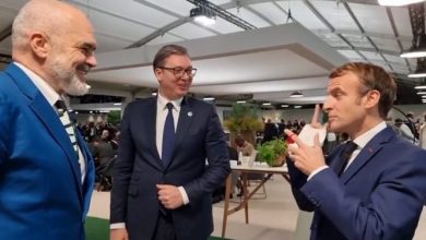 “Le të trokasim në dru …”, Vuçiç publikon pamjet nga takimi me Ramëm dhe Macron