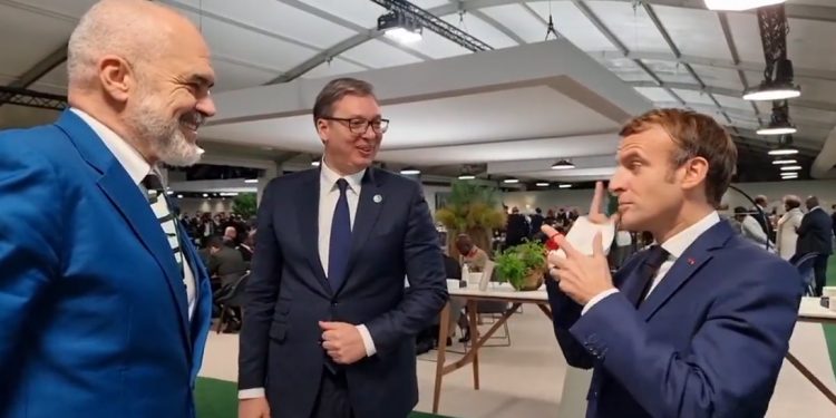 “Le të trokasim në dru …”, Vuçiç publikon pamjet nga takimi me Ramëm dhe Macron “Le të trokasim në dru …”, Vuçiç publikon pamjet nga takimi me Ramëm dhe Macron