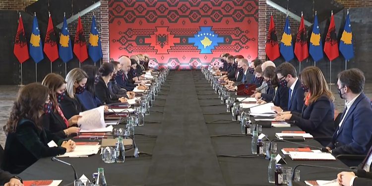 Nesër takimi i 2 qeverive Shqipëri-Kosovë, Rama sot viziton familjen e Hashim Thaçit Nesër takimi i 2 qeverive Shqipëri-Kosovë, Rama sot viziton familjen e Hashim Thaçit