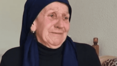 Vajza dëbon nënën nga shtëpia, e moshuara me lot në sy: Jam rrugëve në shi, sa ja dhashë pronësinë më flaku Vajza dëbon nënën nga shtëpia, e moshuara me lot në sy: Jam rrugëve në shi, sa ja dhashë pronësinë më flaku