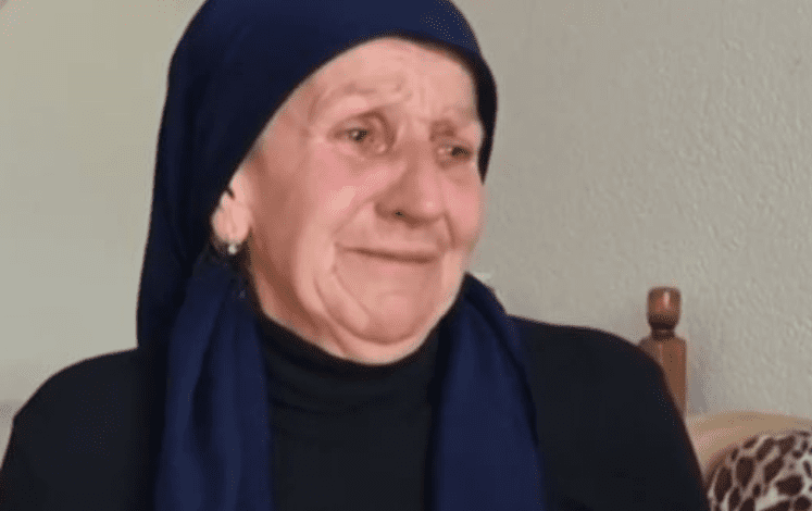 Vajza dëbon nënën nga shtëpia, e moshuara me lot në sy: Jam rrugëve në shi, sa ja dhashë pronësinë më flaku Vajza dëbon nënën nga shtëpia, e moshuara me lot në sy: Jam rrugëve në shi, sa ja dhashë pronësinë më flaku