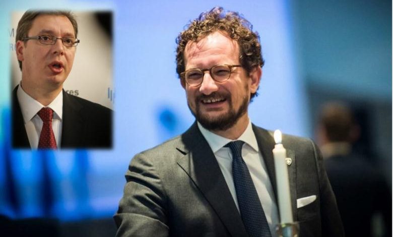 Gazetari anglez tregon fytyrën e vërtetë të Vuçiçit