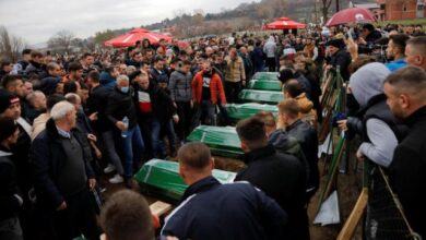 “Qante në shi, teksa varroste 10 familjarët e tij” Historia e shqiptarit që humbi gjithë familjen në aksidentin e Bullgarisë