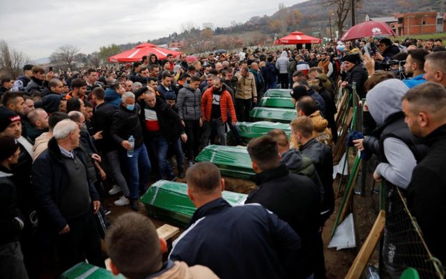“Qante në shi, teksa varroste 10 familjarët e tij” Historia e shqiptarit që humbi gjithë familjen në aksidentin e Bullgarisë “Qante në shi, teksa varroste 10 familjarët e tij” Historia e shqiptarit që humbi gjithë familjen në aksidentin e Bullgarisë