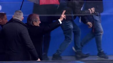 KUVENDI LIVE/ Berisha futet në stadium me dy gishtat lart