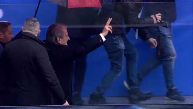 KUVENDI LIVE/ Berisha futet në stadium me dy gishtat lart