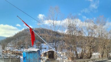 Përdhoset flamuri kuq e zi në Maqedoni e Veriut/ Shqiptari: U vraftë buka… (Foto)