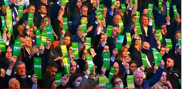 Përjashtimi i Berishës/ Basha ngre kartonin pro