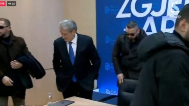 (VIDEO) E FUNDIT/ Sali Berisha mbërrin në selinë e PD, nxirren jashtë gazetarët