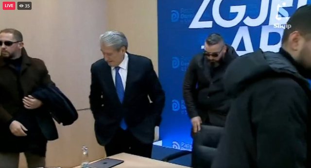 (VIDEO) E FUNDIT/ Sali Berisha mbërrin në selinë e PD, nxirren jashtë gazetarët