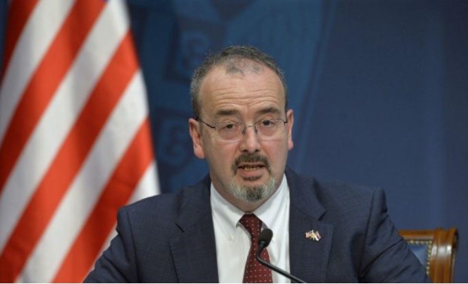 Ambasadori amerikan në Beograd: Pyes veten pse Serbia shpenzon aq shumë në armatim Ambasadori amerikan në Beograd: Pyes veten pse Serbia shpenzon aq shumë në armatim