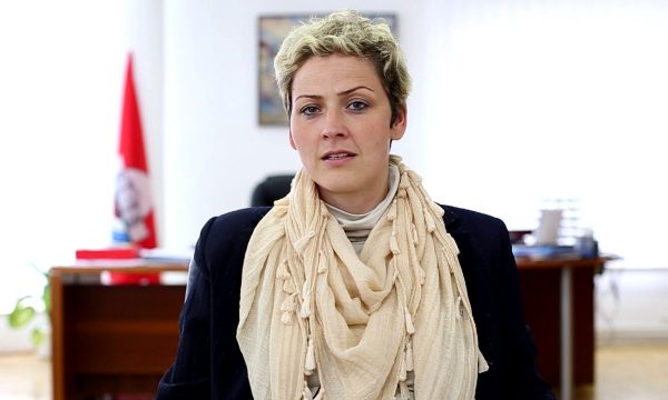 Vucic po bën ‘spastrim modern etnik’ ndaj shqiptarëve, thotë kryebashkiakia e Preshevës Vucic po bën ‘spastrim modern etnik’ ndaj shqiptarëve, thotë kryebashkiakia e Preshevës