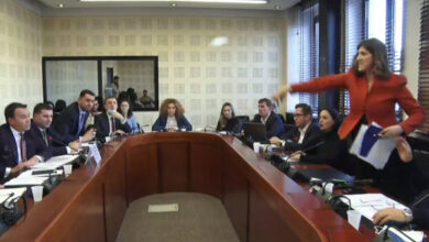 VIDEO: “Rrugaç”, deputetja i derdh gotën e ujit në fytyrë ministrit të Bujqësisë VIDEO: “Rrugaç”, deputetja i derdh gotën e ujit në fytyrë ministrit të Bujqësisë