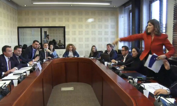VIDEO: “Rrugaç”, deputetja i derdh gotën e ujit në fytyrë ministrit të Bujqësisë VIDEO: “Rrugaç”, deputetja i derdh gotën e ujit në fytyrë ministrit të Bujqësisë