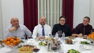 Doli krah Bashës, por Xhelal Mziun e merr malli për grupin e Berishës (FOTO)
