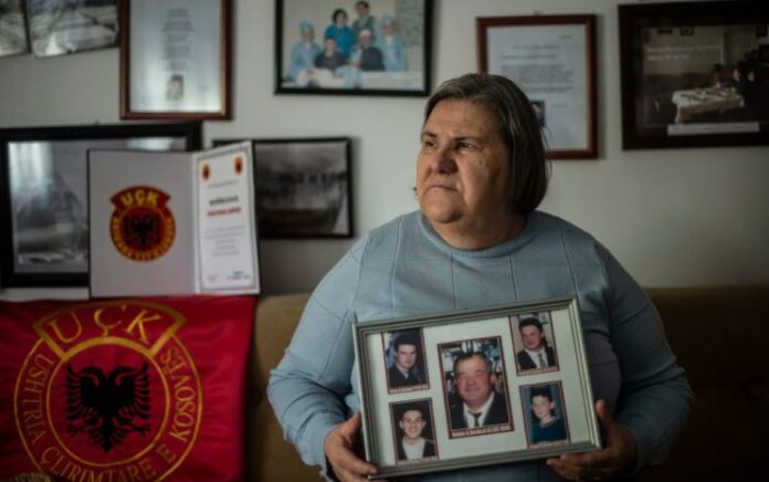 “Njëzet vjet në kërkim të fëmijëve dhe burrit të saj”, media britanike i kushton artikull Ferdonije Qerkezi “Njëzet vjet në kërkim të fëmijëve dhe burrit të saj”, media britanike i kushton artikull Ferdonije Qerkezi
