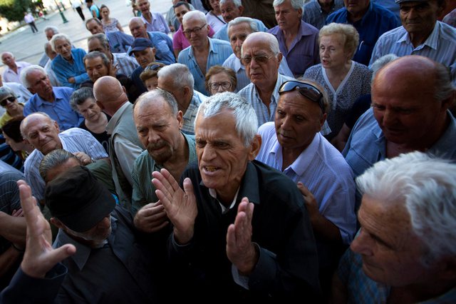 Institucionet janë “çmendur”/ Rreth gjysmë milioni euro pensione për personat e vdekur